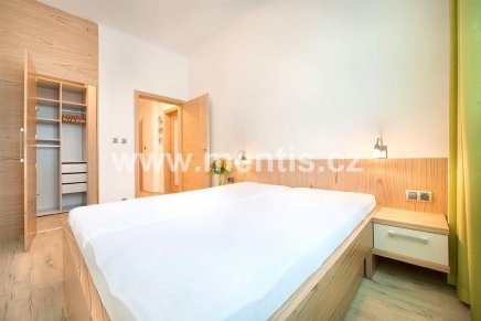Beautiful fully furnished 1-bedroom apartment, 36 m2, in the attractive location of the Nový Smíchov, Prague 5,  Vrázova street.