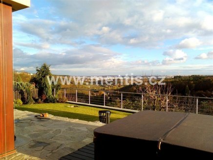 Luxury 2-bedroom house, 200 m2, with garden, private sauna, Jacuzzi, and stunning view; Prague 6 Lysolaje