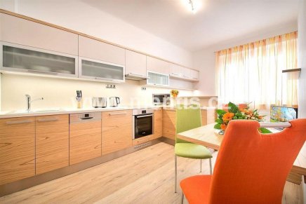 Pěkný, kompletně zařízený byt 2+kk, 36 m2, v atraktivní lokalitě nového Smíchova, Praha 5, ulice Vrázova