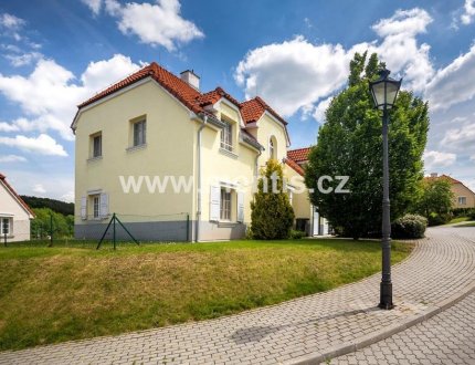 Beautiful 4-bedroom villa, 197m2, with a garage and large garden, Mala Sarka, Prague 6 Nebušice
