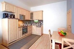 Pěkný, kompletně zařízený byt 2+kk, 40 m2, s malým balkonem na atraktivní lokalitě na Andělu, Praha 5, ulice Jindřicha Plachty.
