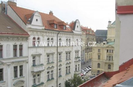 Luxurious fully furnished 2-bedroom maisonette apartment, 137 m2, Prague 2 Vinohrady Anny Letenské street.